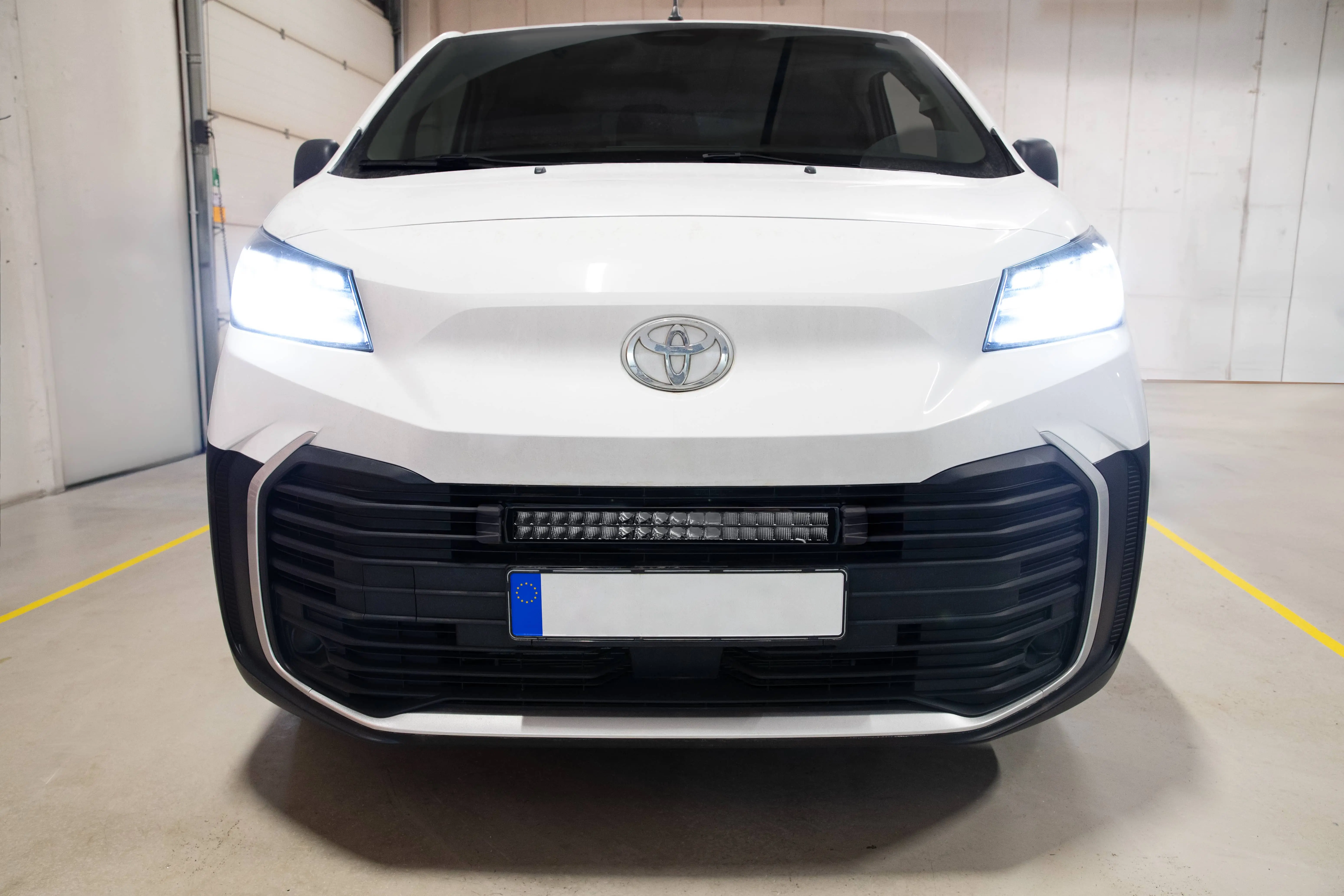 Auxiliary Light Bar Package: Explosion 20" Toyota Proace